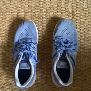NIKE  tennis shoe.  Pretty blue. Size 9.5 and in good condition.
